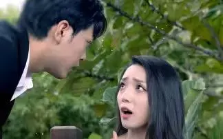 《闪婚后老公是千亿总裁》：先婚后爱？霸道总裁的甜蜜陷阱，你准备好了吗？