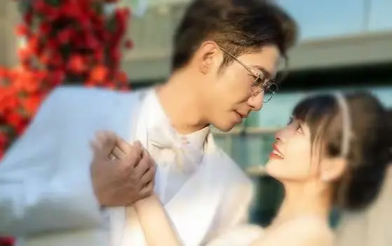 《在骆总怀里撒个娇》：甜度超标！腹黑总裁与元气少女的恋爱蜜糖，谁不想要这样的爱情？